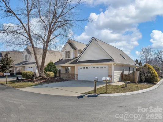 Property Slideshow image 3 of 27 | 40 beekeeper trl, Swannanoa, NC, 28778