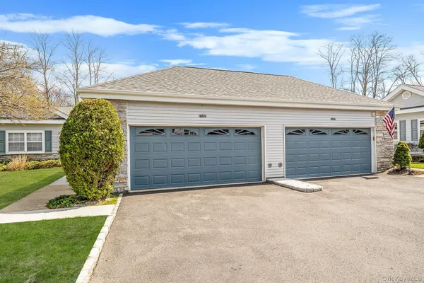 Property Slideshow image 2 of 36 | 485 woodscreek ct, Brookhaven, NY, 11955