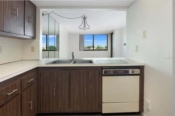 Property Slideshow image 2 of 27 | 6104 palma del mar blvd s apt 405, Saint Petersburg, FL, 33715