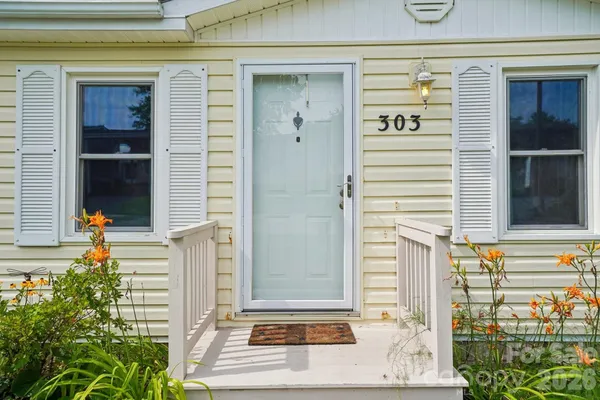 Property Slideshow image 3 of 43 | 303 meadowbrook ct, Hendersonville, NC, 28792