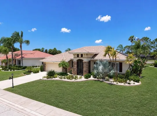 Property Slideshow image 2 of 79 | 2208 myrtle vista ct, Sun City Center, FL, 33573