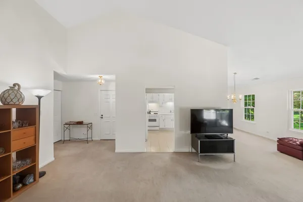 Property Slideshow image 3 of 22 | 513 kingsmill ln c, Prospect Heights, IL, 60070