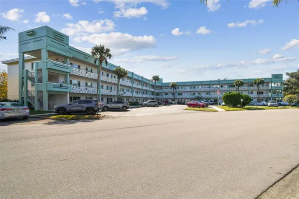 Property Slideshow image 3 of 62 | 2455 finlandia ln 67, Clearwater, FL, 33763