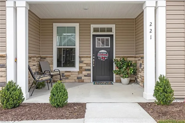 Property Slideshow image 3 of 39 | 221 richmond ave, Smithfield, VA, 23430