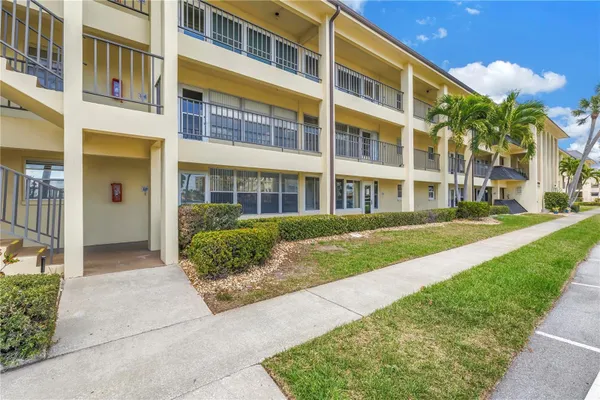 Property Slideshow image 3 of 31 | 4700 cove cir 103, St Petersburg, FL, 33708