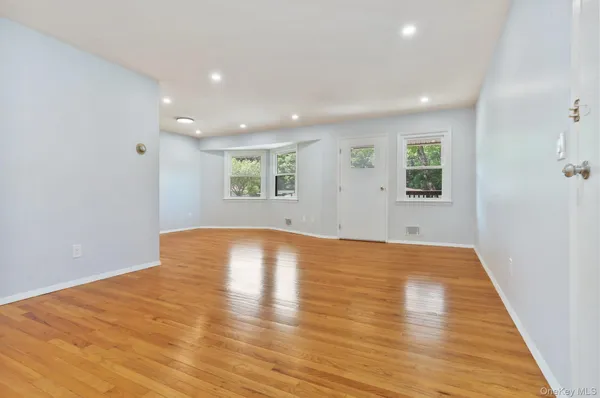 Property Slideshow image 3 of 15 | 34 warwick pl d, Yorktown Heights, NY, 10598