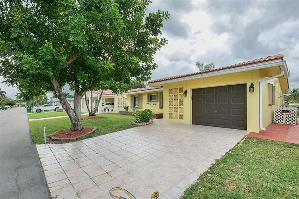 Property Slideshow image 2 of 55 | 4510 nw 45th ct, Tamarac, FL, 33319