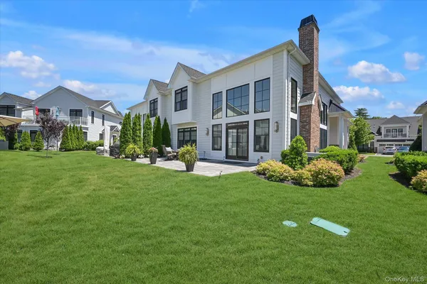 Property Slideshow image 3 of 6 | 82101 spruce pond cir, Oyster Bay, NY, 11803