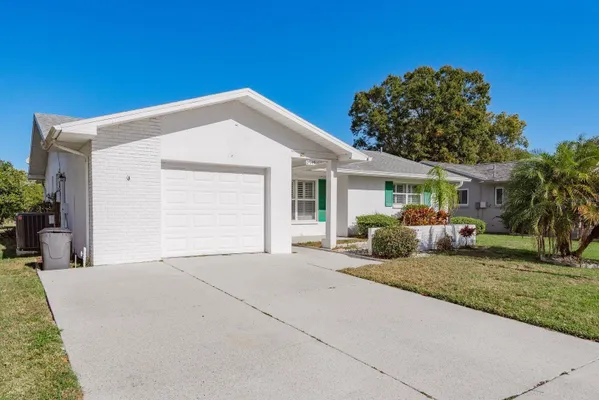 Property Slideshow image 3 of 67 | 2949 briar cliff dr, Palm Harbor, FL, 34684