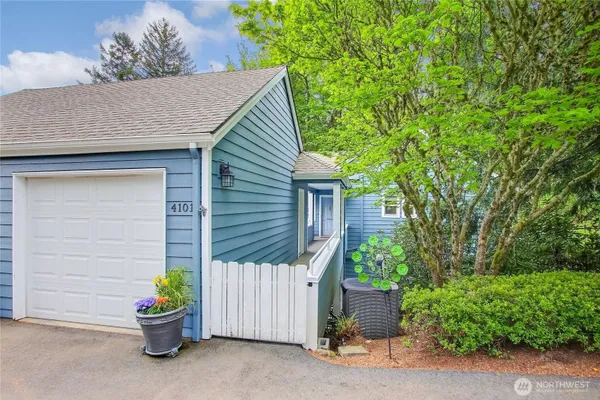 Property Slideshow image 2 of 40 | 4101 220th pl 2053, Issaquah, WA, 98029