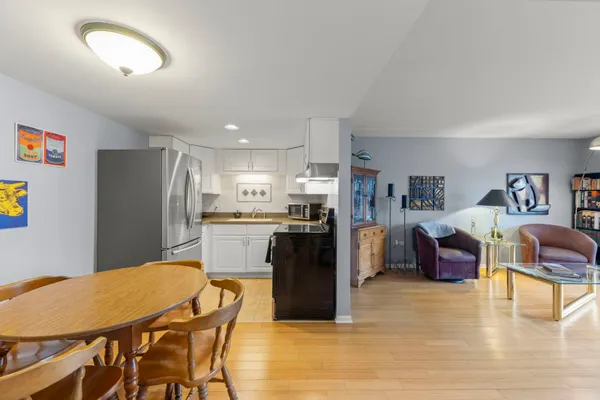 Property Slideshow image 3 of 20 | 2900 maple ave 15b, Downers Grove, IL, 60515