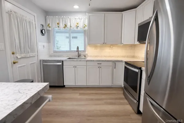 Property Slideshow image 3 of 12 | 2 bedford ct, Brookhaven, NY, 11961