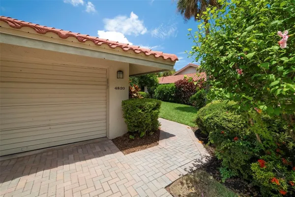 Property Slideshow image 3 of 68 | 4820 kestral park cir 18, Sarasota, FL, 34231