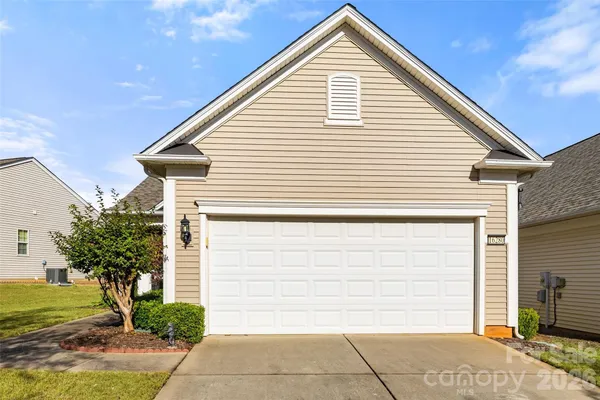 Property Slideshow image 3 of 33 | 16280 raven crest dr, Fort Mill, SC, 29707