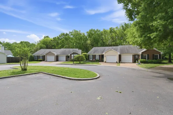 Property Slideshow image 2 of 27 | 905 glenmary ct, Nashville, TN, 37205