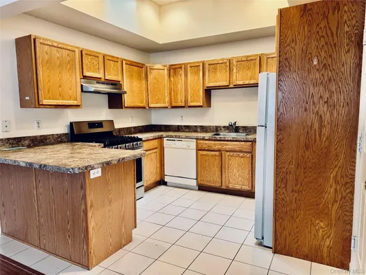 Property Slideshow image 2 of 31 | 104 aerie way, Southampton, NY, 11942