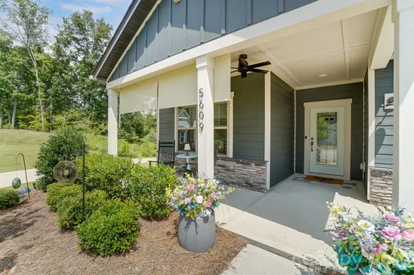Property Slideshow image 3 of 24 | 5609 lavaux ct, Charlotte, NC, 28214