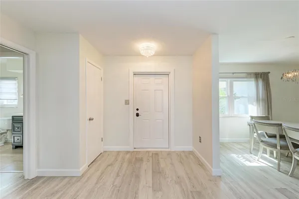 Property Slideshow image 3 of 38 | 3368 sheffield cir, Sarasota, FL, 34239