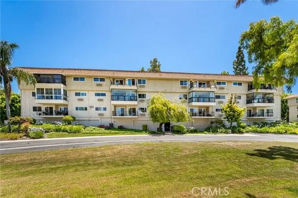 Property Slideshow image 2 of 32 | 2385 via mariposa 1f, Laguna Woods, CA, 92637