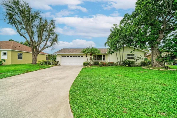 Property Slideshow image 3 of 65 | 4723 palm aire cir, Sarasota, FL, 34243