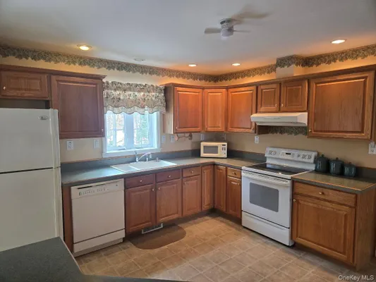 Property Slideshow image 2 of 11 | 1407 middle rd 265, Riverhead, NY, 11933