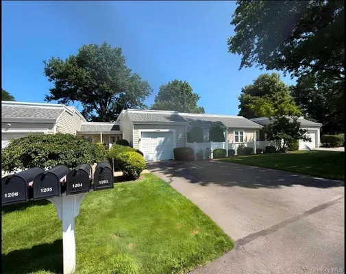 Property Slideshow image 3 of 6 | 1203 cabot ct, Smithtown, NY, 11780