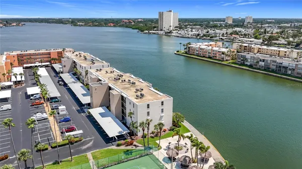 Property Slideshow image 3 of 62 | 7625 sun island dr 307, South Pasadena, FL, 33707