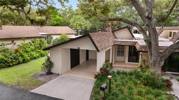 Property Slideshow image 3 of 22 | 2242 circlewood dr 24, Sarasota, FL, 34231