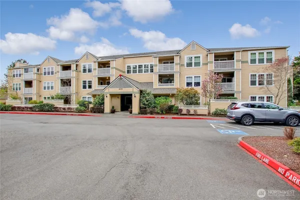 Property Slideshow image 2 of 33 | 4133 224th ln 202, Issaquah, WA, 98029