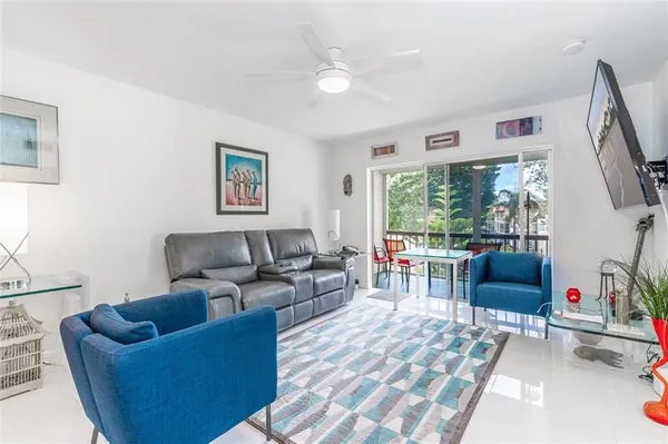Property Slideshow image 3 of 76 | 811 s hollybrook dr 301, Pembroke Pines, FL, 33025