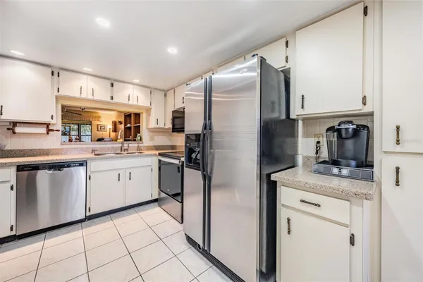 Property Slideshow image 3 of 35 | 2020 lakeview dr 102, Clearwater, FL, 33763