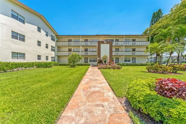 Property Slideshow image 3 of 22 | 581 mansfield n # 581, Boca Raton, FL, 33434