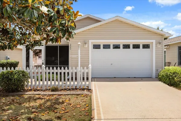 Property Slideshow image 2 of 43 | 300 varnville way, The Villages, FL, 32162