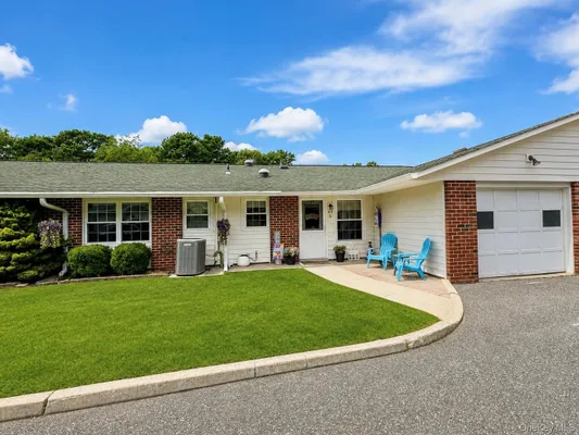 Property Slideshow image 3 of 31 | 89 enfield ct b, Brookhaven, NY, 11961