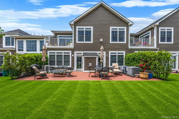 Property Slideshow image 3 of 41 | 52102 beech tree ln, Oyster Bay, NY, 11803