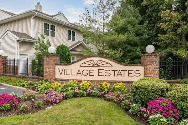 Property Slideshow image 3 of 25 | 34 sarah ct, Amityville, NY, 11701