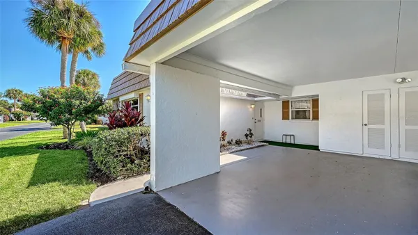 Property Slideshow image 2 of 47 | 5474 riverbluff cir v35, Sarasota, FL, 34231