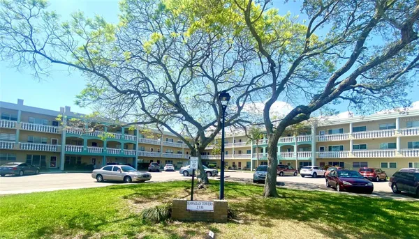 Property Slideshow image 2 of 32 | 2331 finlandia ln 63, Clearwater, FL, 33763