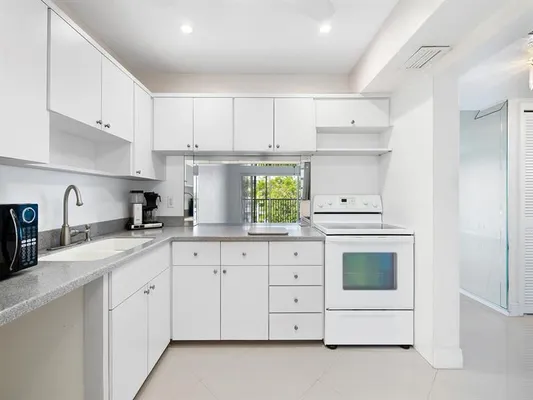 Property Slideshow image 3 of 23 | 329 se 3rd st 305p, Hallandale Beach, FL, 33009