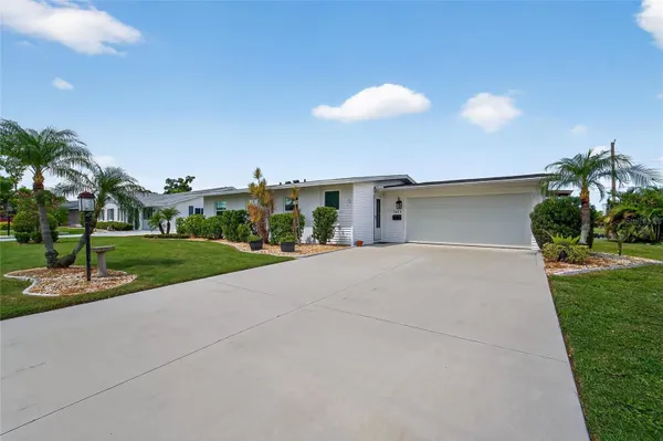 Property Slideshow image 3 of 68 | 1012 augusta dr, Sun City Center, FL, 33573