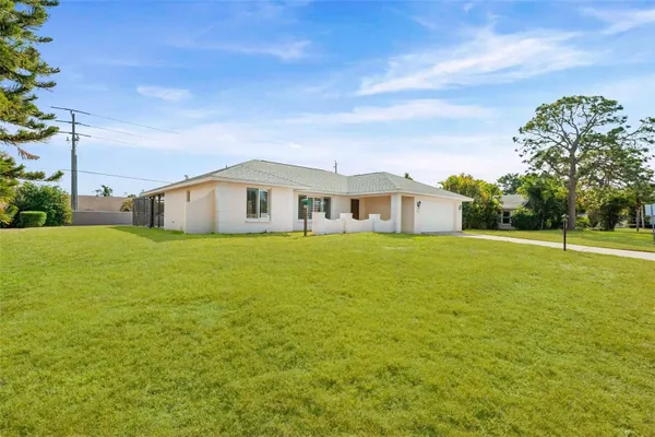 Property Slideshow image 3 of 44 | 8219 timber lake ln, Sarasota, FL, 34243