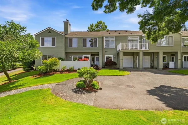 Property Slideshow image 2 of 40 | 3638 224th pl 1312, Issaquah, WA, 98029