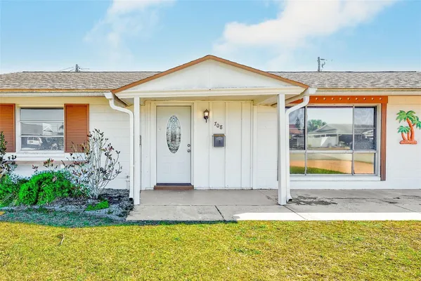 Property Slideshow image 2 of 23 | 708 tam o shanter ave, Sun City Center, FL, 33573