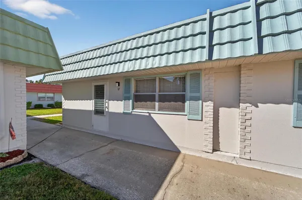 Property Slideshow image 2 of 28 | 1802 bedford ln 12, Sun City Center, FL, 33573