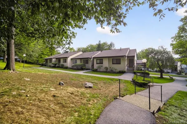 Property Slideshow image 3 of 44 | 129c columbia ct, Yorktown Heights, NY, 10598