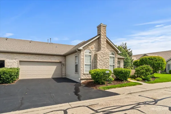 Property Slideshow image 2 of 17 | 1909 timbers edge cir, Joliet, IL, 60431
