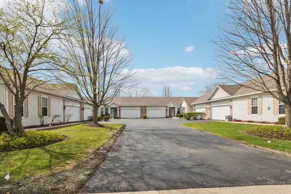 Property Slideshow image 3 of 38 | 647 s cadillac cir, Romeoville, IL, 60446