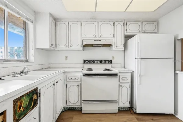 Property Slideshow image 2 of 23 | 3723 lake bayshore dr h206, Bradenton, FL, 34205