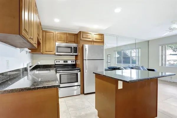 Property Slideshow image 2 of 38 | 275 markham m # 275, Deerfield Beach, FL, 33442