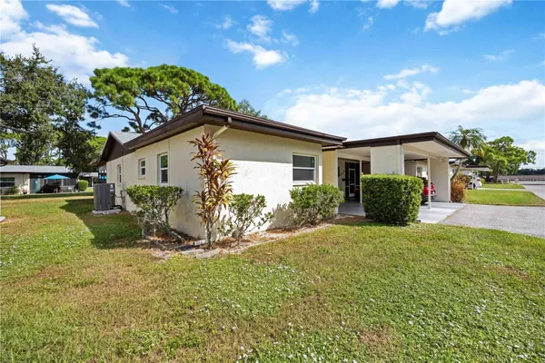 Property Slideshow image 2 of 51 | 3527 silver pine ct # 82, Sarasota, FL, 34231